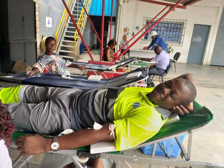 Collecte de sang en ouverture des journées santé et sécurité chez LafargeHolcim Côte d’Ivoire